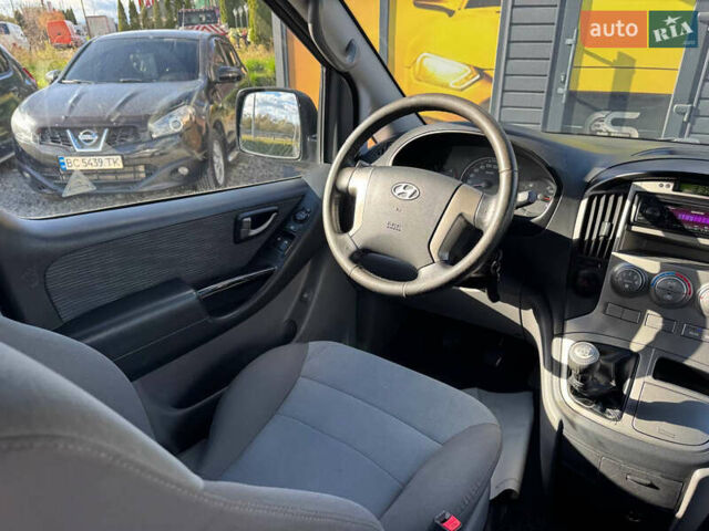 Серый Хендай H-1, объемом двигателя 2.5 л и пробегом 182 тыс. км за 12999 $, фото 37 на Automoto.ua