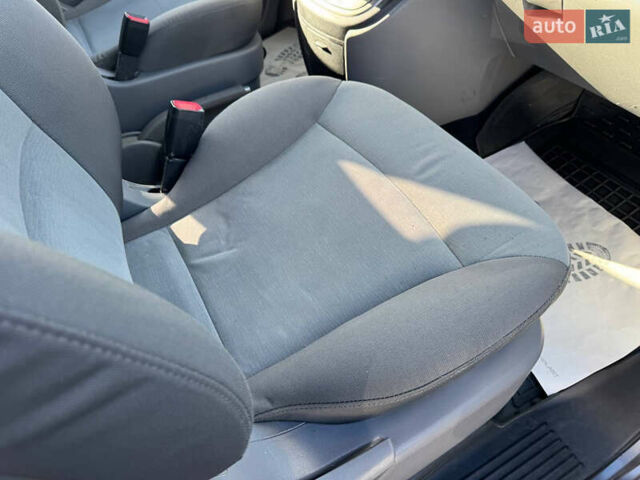 Серый Хендай H-1, объемом двигателя 2.5 л и пробегом 182 тыс. км за 12999 $, фото 32 на Automoto.ua