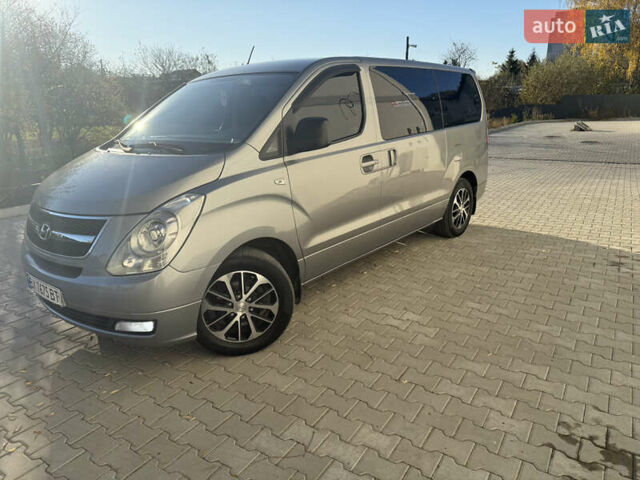 Серый Хендай H-1, объемом двигателя 2.5 л и пробегом 151 тыс. км за 12800 $, фото 1 на Automoto.ua