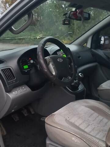 Серый Хендай H-1, объемом двигателя 2.5 л и пробегом 216 тыс. км за 12700 $, фото 4 на Automoto.ua