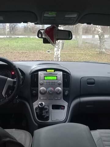 Серый Хендай H-1, объемом двигателя 2.5 л и пробегом 216 тыс. км за 12700 $, фото 8 на Automoto.ua