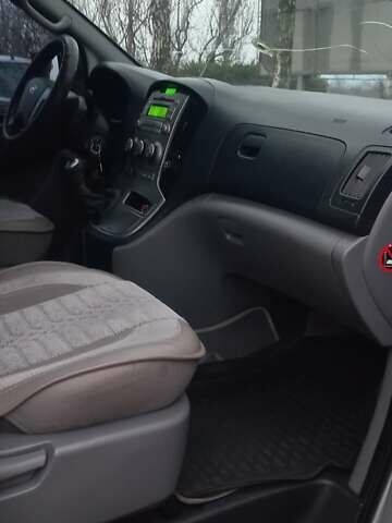 Серый Хендай H-1, объемом двигателя 2.5 л и пробегом 216 тыс. км за 12700 $, фото 13 на Automoto.ua