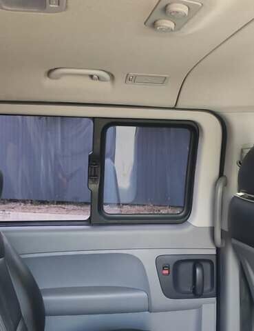 Серый Хендай H-1, объемом двигателя 2.5 л и пробегом 260 тыс. км за 14000 $, фото 7 на Automoto.ua