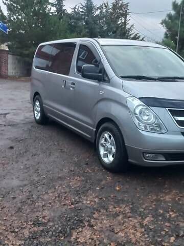 Серый Хендай H-1, объемом двигателя 2.5 л и пробегом 216 тыс. км за 12700 $, фото 2 на Automoto.ua