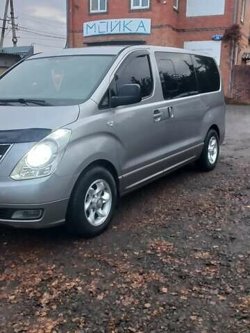 Серый Хендай H-1, объемом двигателя 2.5 л и пробегом 216 тыс. км за 12700 $, фото 1 на Automoto.ua