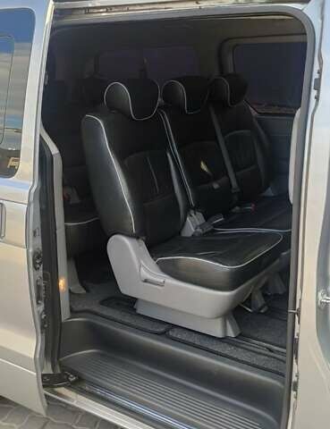 Серый Хендай H-1, объемом двигателя 2.5 л и пробегом 260 тыс. км за 14000 $, фото 9 на Automoto.ua