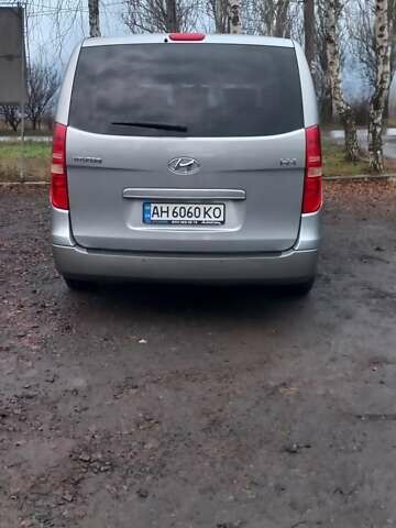 Серый Хендай H-1, объемом двигателя 2.5 л и пробегом 216 тыс. км за 12700 $, фото 3 на Automoto.ua