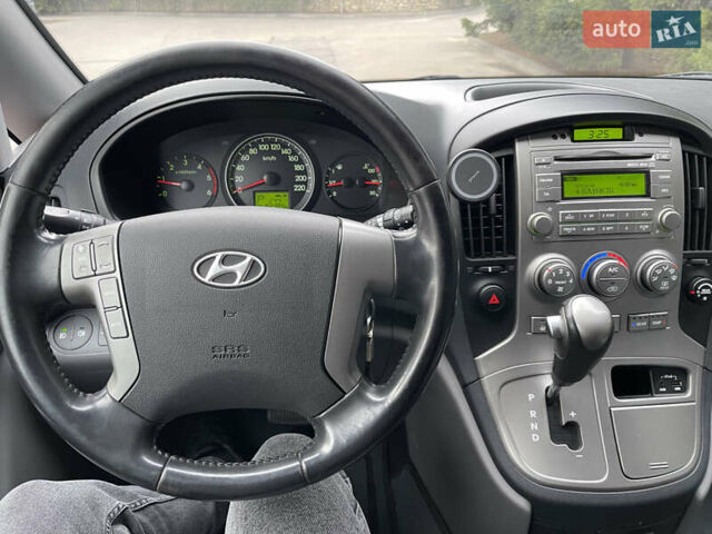 Серый Хендай H-1, объемом двигателя 2.5 л и пробегом 168 тыс. км за 17300 $, фото 41 на Automoto.ua