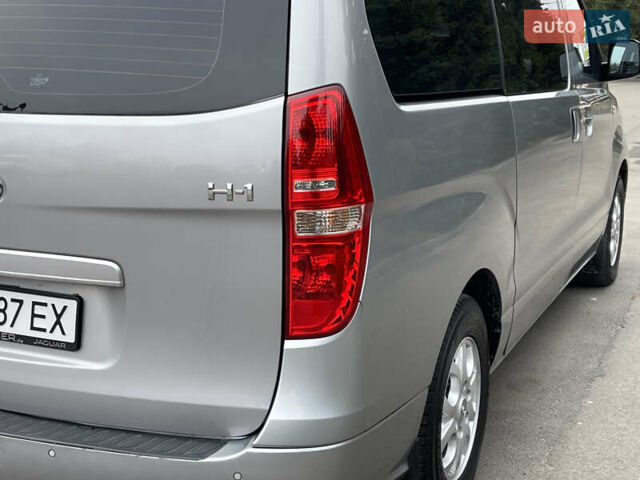 Серый Хендай H-1, объемом двигателя 2.5 л и пробегом 168 тыс. км за 17300 $, фото 13 на Automoto.ua