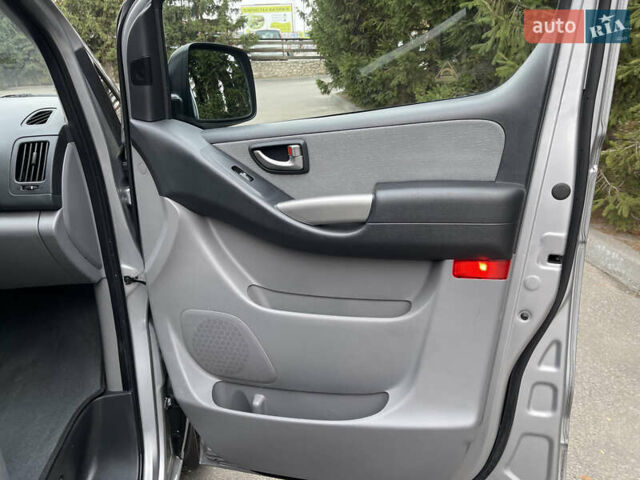 Серый Хендай H-1, объемом двигателя 2.5 л и пробегом 168 тыс. км за 17300 $, фото 33 на Automoto.ua