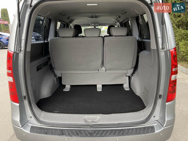 Серый Хендай H-1, объемом двигателя 2.5 л и пробегом 168 тыс. км за 17300 $, фото 52 на Automoto.ua