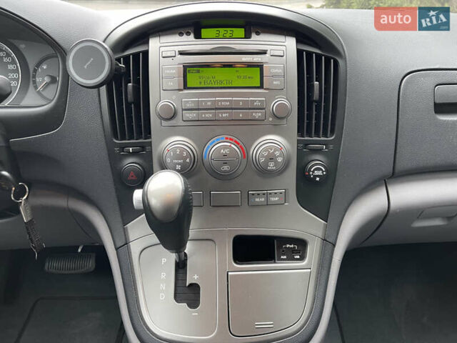 Серый Хендай H-1, объемом двигателя 2.5 л и пробегом 168 тыс. км за 17300 $, фото 45 на Automoto.ua