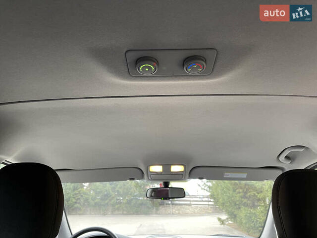 Серый Хендай H-1, объемом двигателя 2.5 л и пробегом 168 тыс. км за 17300 $, фото 50 на Automoto.ua