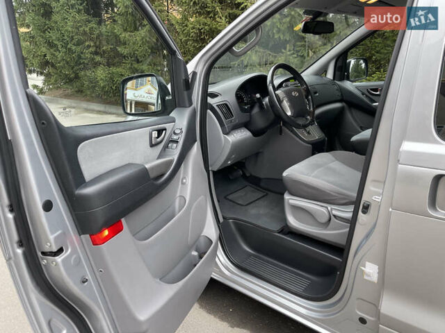 Серый Хендай H-1, объемом двигателя 2.5 л и пробегом 168 тыс. км за 17300 $, фото 24 на Automoto.ua
