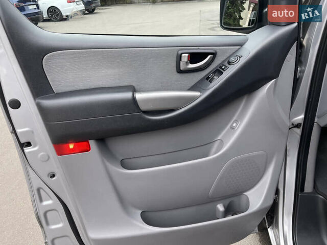 Серый Хендай H-1, объемом двигателя 2.5 л и пробегом 168 тыс. км за 17300 $, фото 25 на Automoto.ua