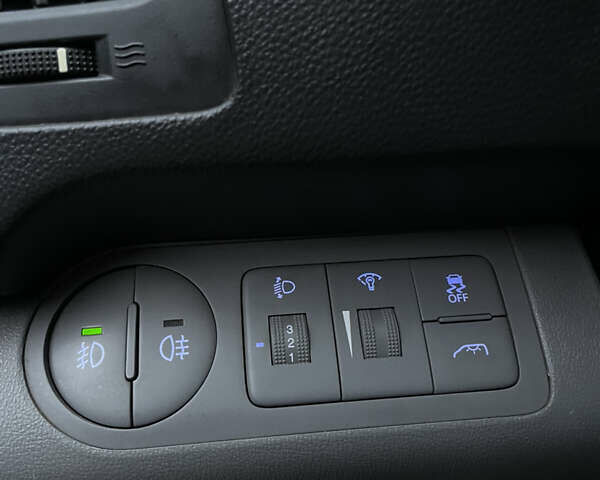 Серый Хендай H-1, объемом двигателя 2.5 л и пробегом 98 тыс. км за 21200 $, фото 10 на Automoto.ua