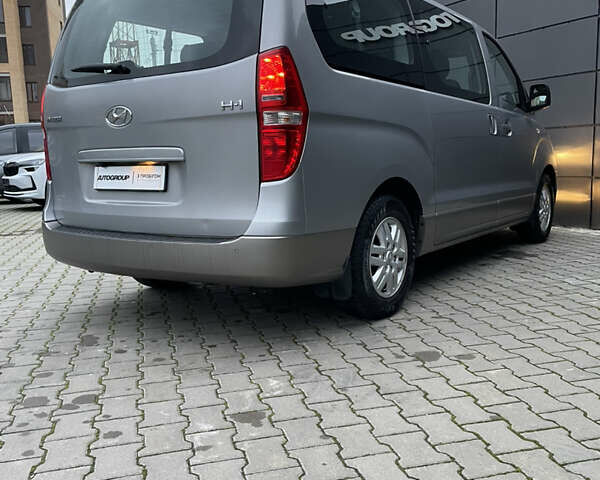 Серый Хендай H-1, объемом двигателя 2.5 л и пробегом 98 тыс. км за 21200 $, фото 27 на Automoto.ua