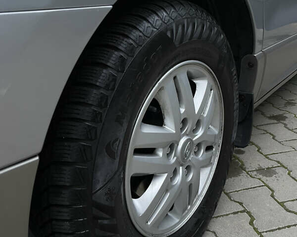 Серый Хендай H-1, объемом двигателя 2.5 л и пробегом 98 тыс. км за 21200 $, фото 7 на Automoto.ua