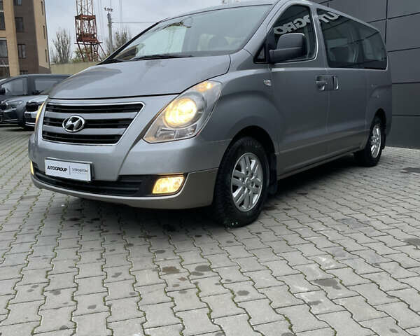 Серый Хендай H-1, объемом двигателя 2.5 л и пробегом 98 тыс. км за 21200 $, фото 5 на Automoto.ua