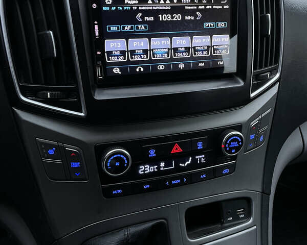 Серый Хендай H-1, объемом двигателя 2.5 л и пробегом 98 тыс. км за 21200 $, фото 15 на Automoto.ua