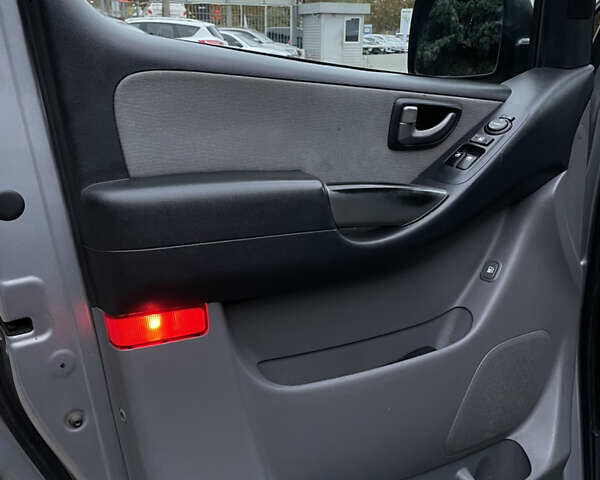 Серый Хендай H-1, объемом двигателя 2.5 л и пробегом 98 тыс. км за 21200 $, фото 8 на Automoto.ua