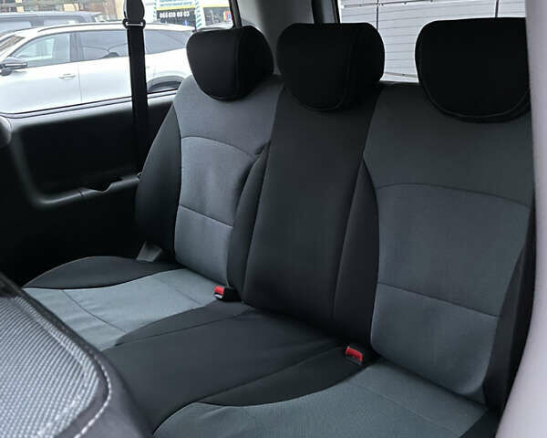 Серый Хендай H-1, объемом двигателя 2.5 л и пробегом 98 тыс. км за 21200 $, фото 19 на Automoto.ua