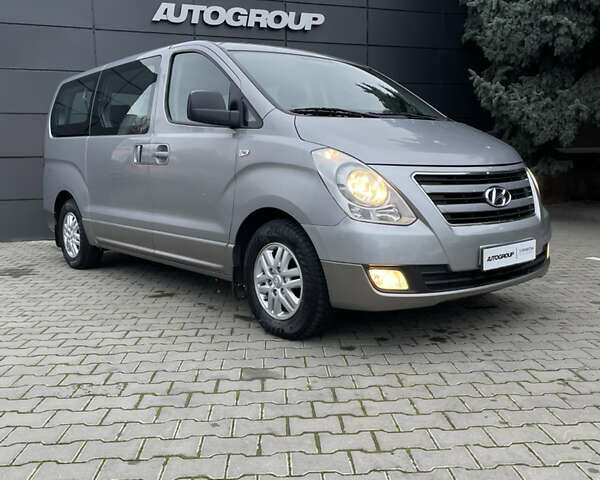 Серый Хендай H-1, объемом двигателя 2.5 л и пробегом 98 тыс. км за 21200 $, фото 1 на Automoto.ua