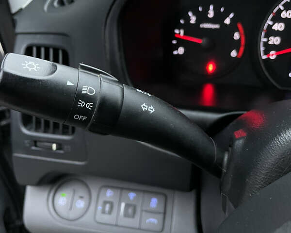 Серый Хендай H-1, объемом двигателя 2.5 л и пробегом 98 тыс. км за 21200 $, фото 12 на Automoto.ua