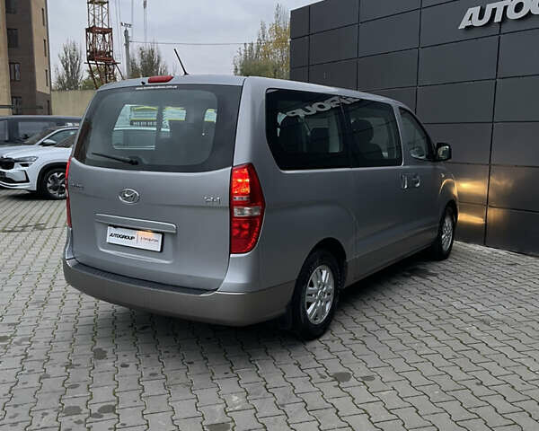 Серый Хендай H-1, объемом двигателя 2.5 л и пробегом 98 тыс. км за 21200 $, фото 26 на Automoto.ua