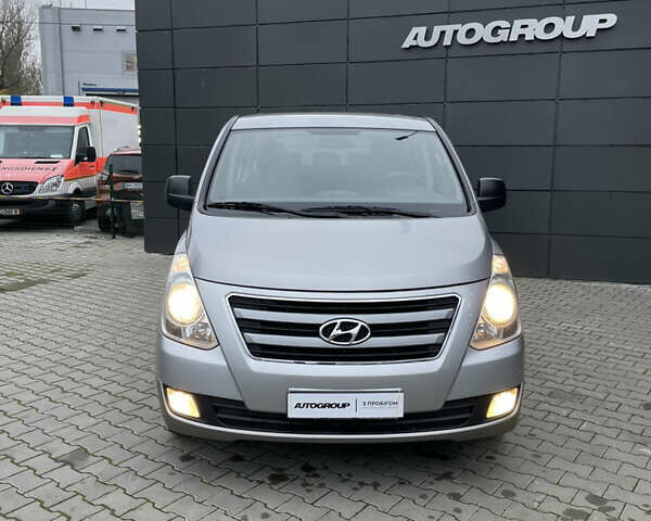 Серый Хендай H-1, объемом двигателя 2.5 л и пробегом 98 тыс. км за 21200 $, фото 2 на Automoto.ua