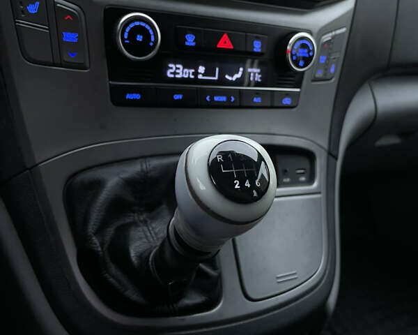 Серый Хендай H-1, объемом двигателя 2.5 л и пробегом 98 тыс. км за 21200 $, фото 17 на Automoto.ua