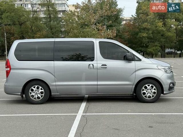 Сірий Хендай H-1, об'ємом двигуна 2.5 л та пробігом 60 тис. км за 23500 $, фото 5 на Automoto.ua
