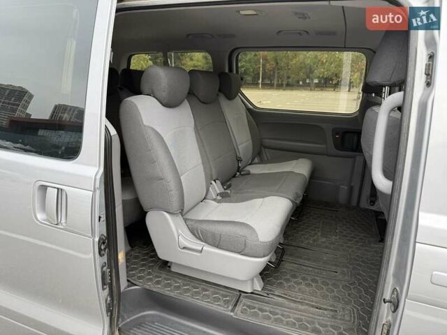 Сірий Хендай H-1, об'ємом двигуна 2.5 л та пробігом 60 тис. км за 23500 $, фото 16 на Automoto.ua