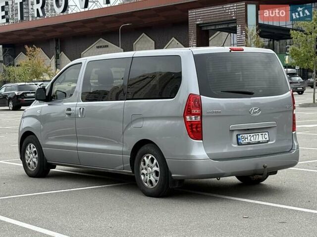Сірий Хендай H-1, об'ємом двигуна 2.5 л та пробігом 60 тис. км за 23500 $, фото 2 на Automoto.ua