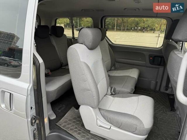 Сірий Хендай H-1, об'ємом двигуна 2.5 л та пробігом 60 тис. км за 23500 $, фото 17 на Automoto.ua
