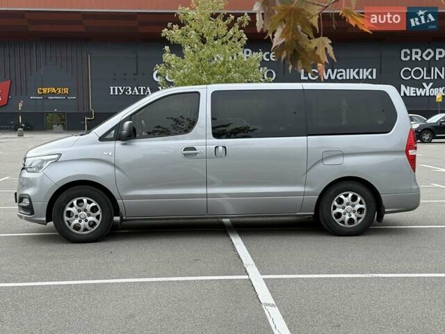 Сірий Хендай H-1, об'ємом двигуна 2.5 л та пробігом 60 тис. км за 23500 $, фото 1 на Automoto.ua