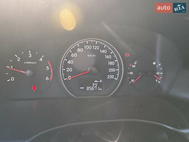 Серый Хендай H-1, объемом двигателя 2.5 л и пробегом 86 тыс. км за 22000 $, фото 10 на Automoto.ua