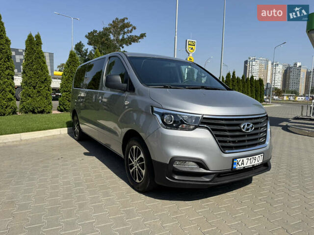 Серый Хендай H-1, объемом двигателя 2.5 л и пробегом 82 тыс. км за 25000 $, фото 1 на Automoto.ua