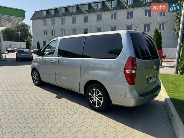 Серый Хендай H-1, объемом двигателя 2.5 л и пробегом 82 тыс. км за 25000 $, фото 3 на Automoto.ua