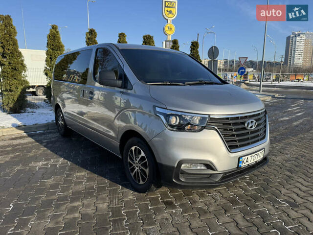 Серый Хендай H-1, объемом двигателя 2.5 л и пробегом 86 тыс. км за 22000 $, фото 1 на Automoto.ua