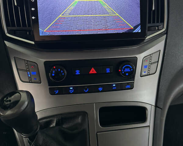 Серый Хендай H-1, объемом двигателя 2.5 л и пробегом 86 тыс. км за 22000 $, фото 31 на Automoto.ua