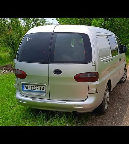 Серый Хендай H-1, объемом двигателя 25 л и пробегом 380 тыс. км за 3000 $, фото 2 на Automoto.ua