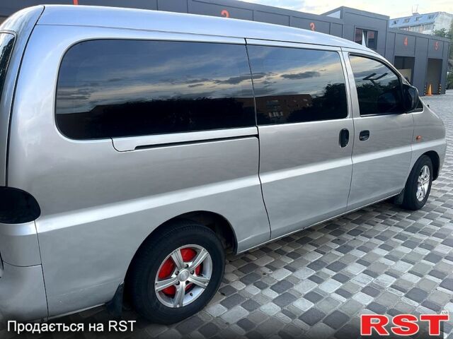 Серый Хендай H-1, объемом двигателя 2.5 л и пробегом 248 тыс. км за 5200 $, фото 5 на Automoto.ua