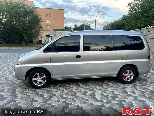 Серый Хендай H-1, объемом двигателя 2.5 л и пробегом 248 тыс. км за 5200 $, фото 7 на Automoto.ua
