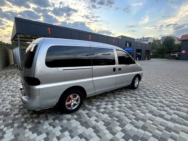 Серый Хендай H-1, объемом двигателя 2.5 л и пробегом 248 тыс. км за 5200 $, фото 3 на Automoto.ua