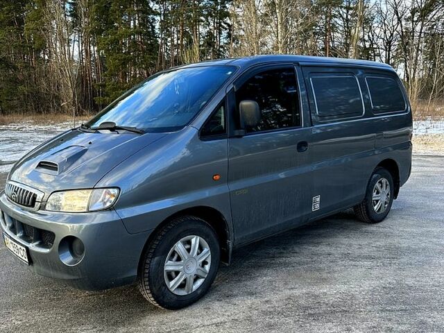 Сірий Хендай H-1, об'ємом двигуна 2.5 л та пробігом 307 тис. км за 5400 $, фото 1 на Automoto.ua