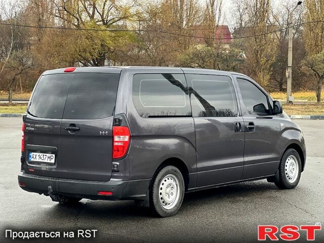 Серый Хендай H-1, объемом двигателя 2.5 л и пробегом 276 тыс. км за 9500 $, фото 2 на Automoto.ua