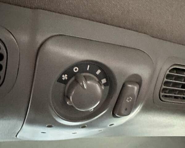 Синій Хендай H-1, об'ємом двигуна 2.35 л та пробігом 386 тис. км за 2500 $, фото 13 на Automoto.ua