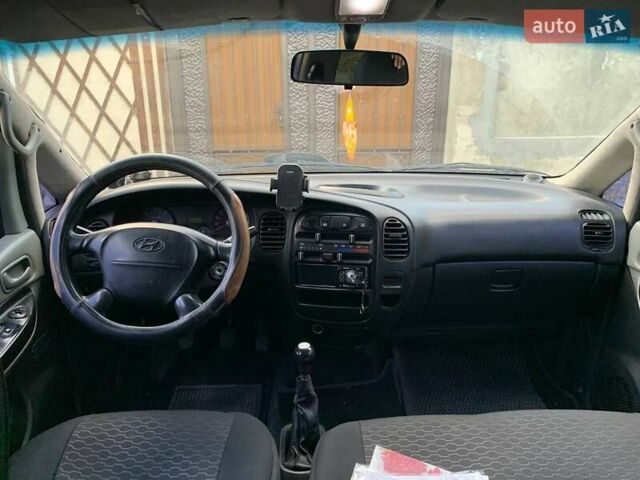 Синий Хендай H-1, объемом двигателя 2.48 л и пробегом 250 тыс. км за 5200 $, фото 2 на Automoto.ua