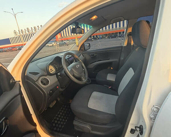 Белый Хендай и10, объемом двигателя 1.09 л и пробегом 115 тыс. км за 5400 $, фото 8 на Automoto.ua